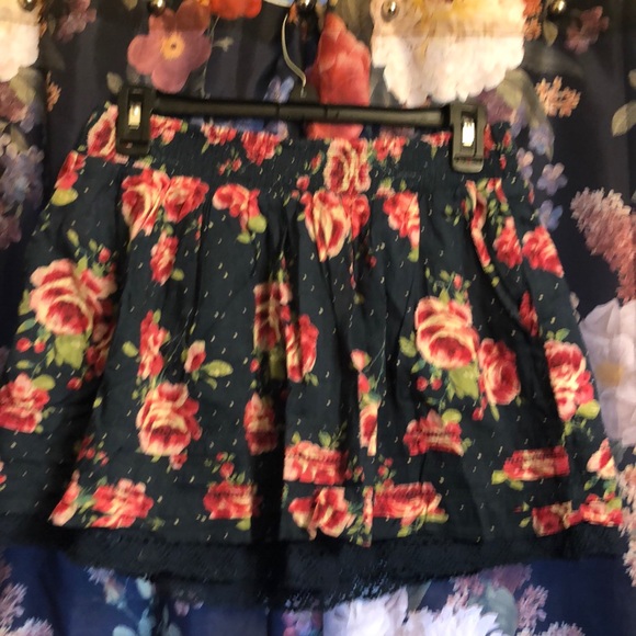 SO frilly skirt💕 - Picture 4 of 6